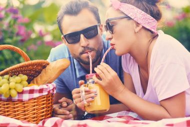 Sakallı erkek ve bir kızıl saçlı kadın