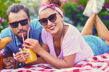 Sakallı erkek ve bir kızıl saçlı kadın