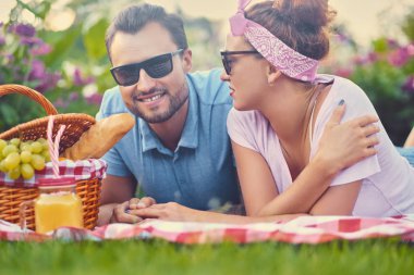 Bir battaniye bir parkta yatan Çift