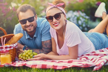 Bir parkta bir çimenlikte Çift