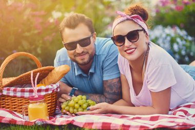 Bir parkta bir çimenlikte Çift