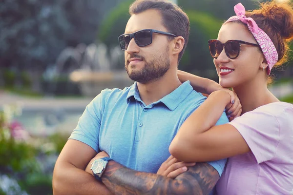 Adam dövme ve Kızıl saçlı bir kadın