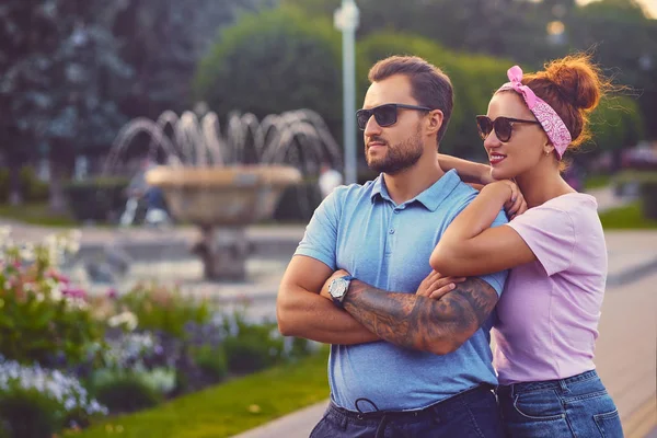 Portrait of stylish couple over city fountain — Stock Photo, Image