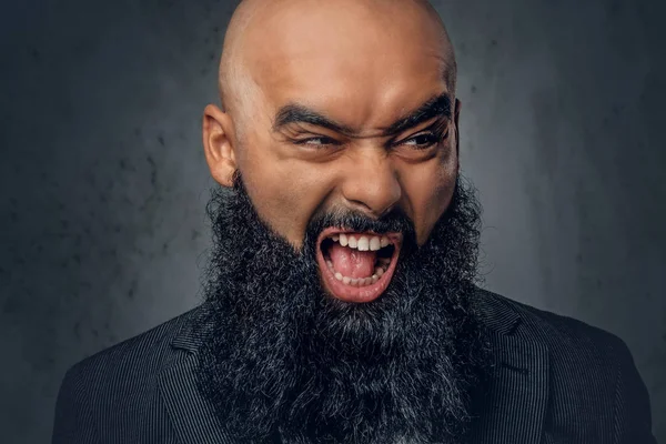 Cırtlak sakallı adam