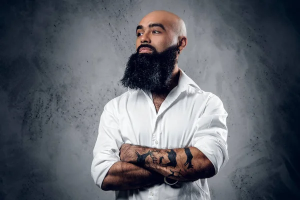 Bärtiger rasierter Kopf arabischer Mann — Stockfoto