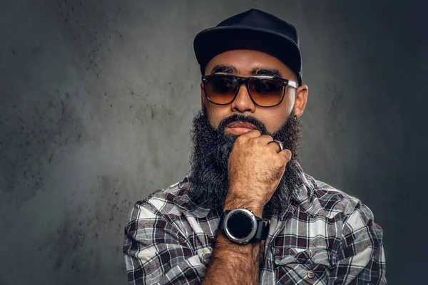 Sakallı erkek bir Polar gömlek giymiş