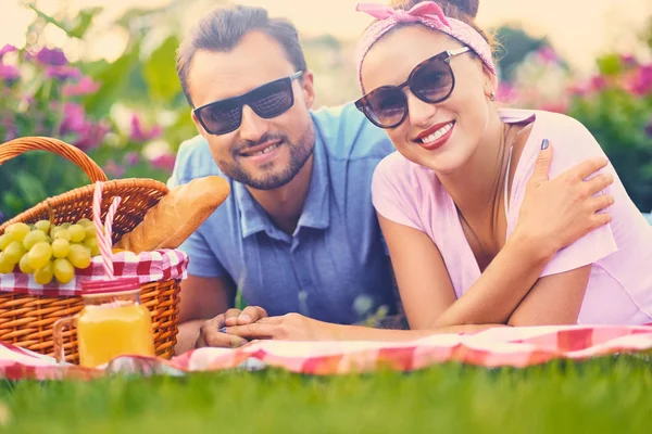 Paar liggend op een deken in een park — Stockfoto