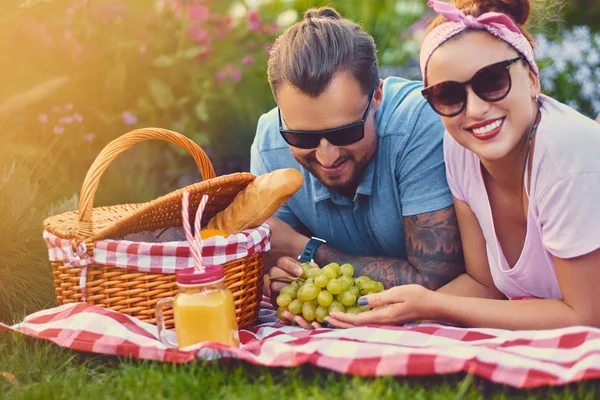 Paar liggend op een deken in een park — Stockfoto