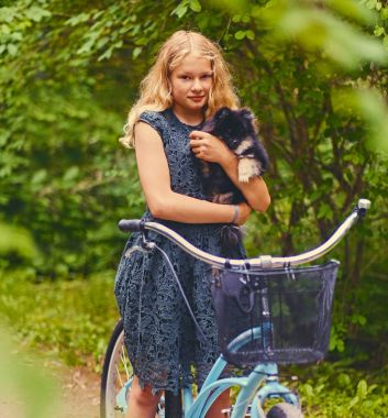 Sarışın kız bir Spitz köpek tutar