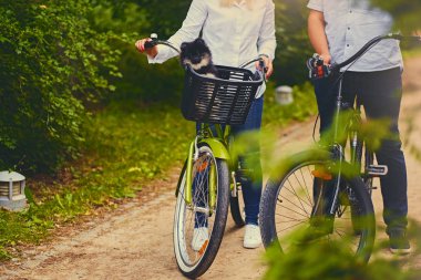 erkek ve kadın bir bisiklet yolculuğu