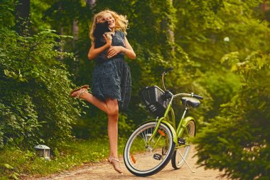 Spitz köpek kız tutar 