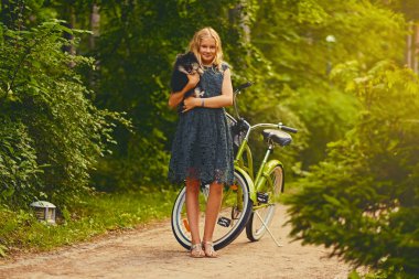 Spitz köpek kız tutar 