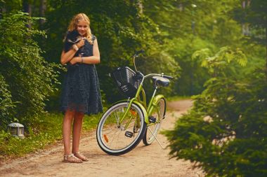 Spitz köpek kız tutar 