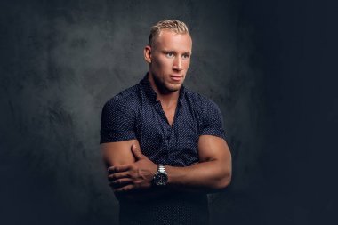 Yakışıklı Sarışın Adam.