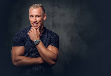 Yakışıklı Sarışın Adam.