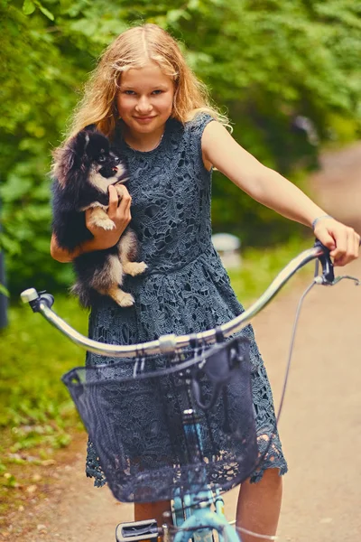 Sepet içinde Spitz köpek ile sarışın kız