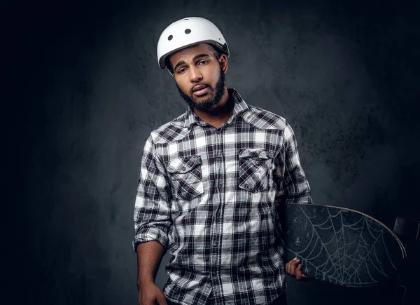 Zwarte schaatser houdt lang bestuur — Stockfoto