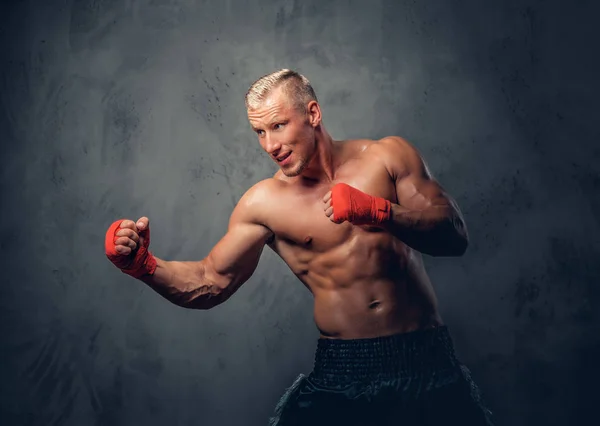 Shirtless kick boxer in uno studio — Foto Stock