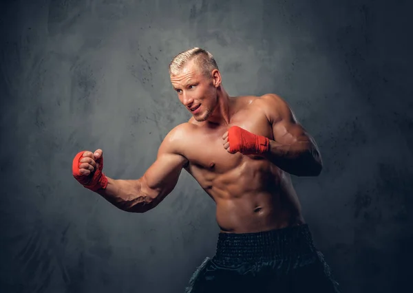 Shirtless kick boxer em um estúdio — Fotografia de Stock