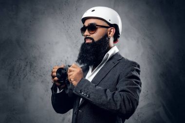 Zarif sakallı profesyonel fotoğrafçı