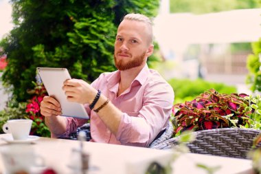 Çekici sakallı Kızıl saçlı adam