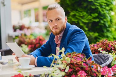 Tablet Pc kullanma Kızıl saçlı erkek.