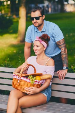 Dövmeli sakallı erkek ve Kızıl saçlı kadın