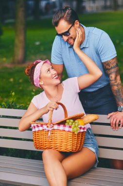 Piknik bir parkta bir bankta