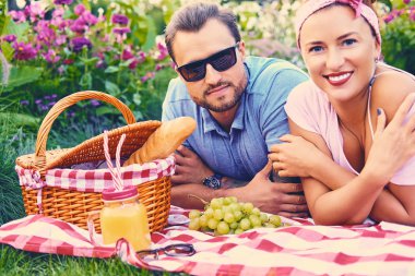 Battaniyeye uzanmış bir çift