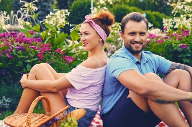 Erkek ve bir battaniye var yalan bir kızıl saçlı kadın