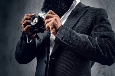 Zarif sakallı profesyonel fotoğrafçı