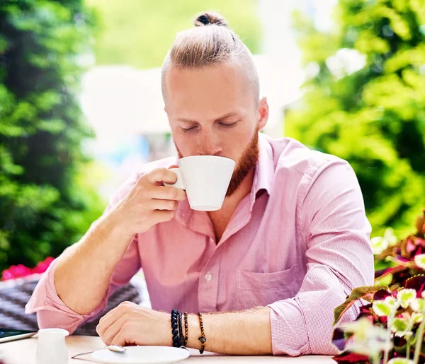 Мужчина пьет кофе в кафе — стоковое фото