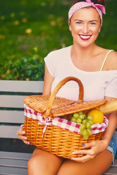 Kızıl saçlı erkek gülümseyen