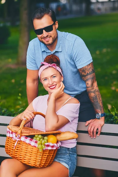 Dövmeli sakallı erkek ve Kızıl saçlı kadın