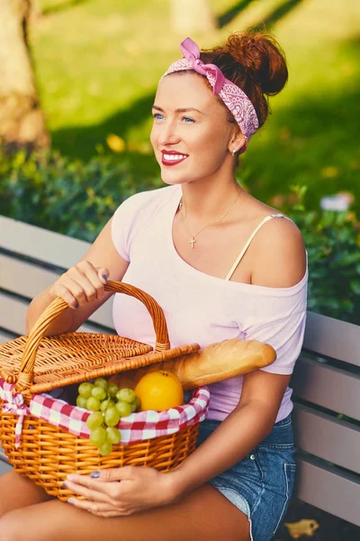 Positiv rothaarige Hündin — Stockfoto