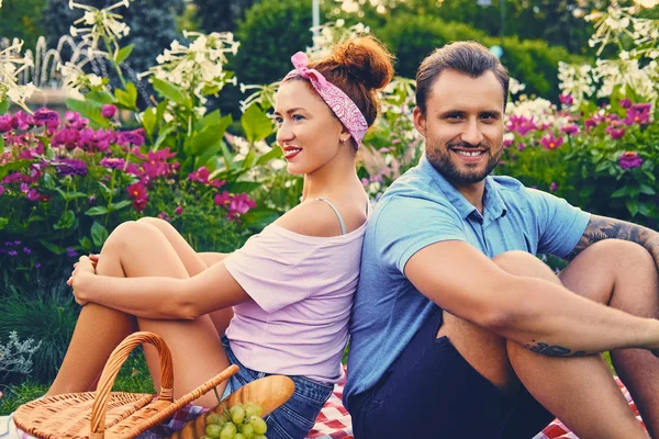 Homme et une rousse femelle couchés sur une couverture — Photo