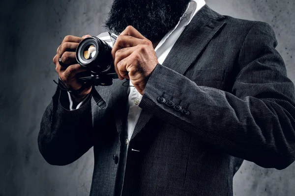 Zarif sakallı profesyonel fotoğrafçı