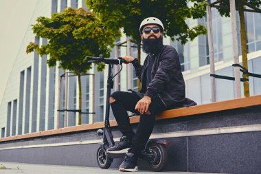 Adam sürme sonra bir bankta rahatlatıcı