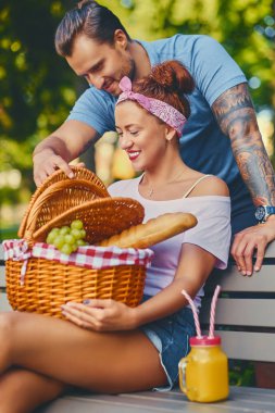 Piknik bir parkta bir bankta