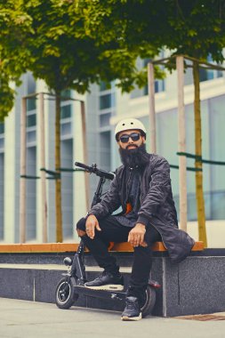 Adam sürme sonra bir bankta rahatlatıcı