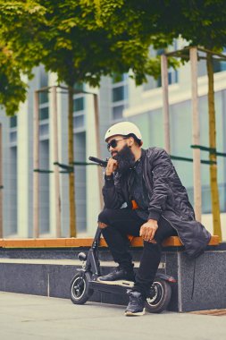 Adam sürme sonra bir bankta rahatlatıcı