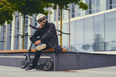 Modern sakallı erkek vaping