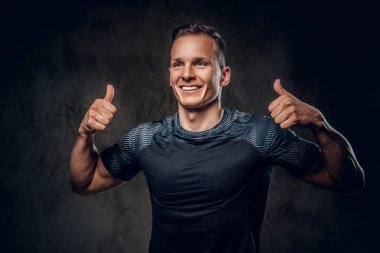 Adam büyük parmağını gösterir