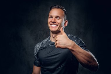 Adam büyük parmağını gösterir