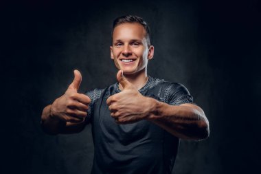 Adam büyük parmağını gösterir