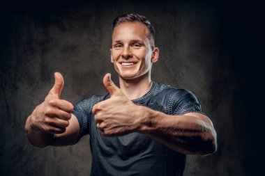 Adam büyük parmağını gösterir