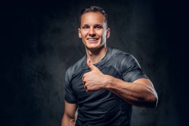 Adam büyük parmağını gösterir