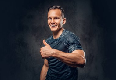 Adam büyük parmağını gösterir