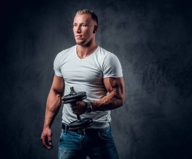 Yakışıklı kaslı sarışın erkek