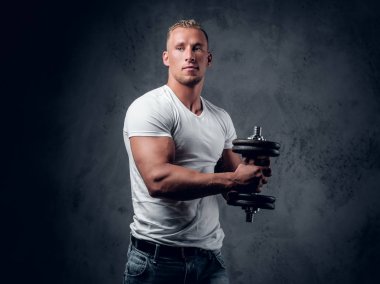 Yakışıklı kaslı sarışın erkek